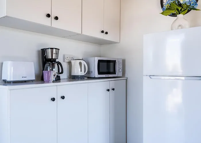 Lazuli Stylish 1-br W Pool & Balcony In Larnaca *