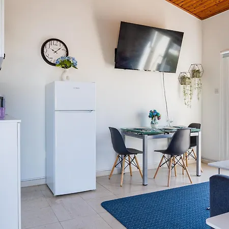 Lazuli Stylish 1-br W Pool & Balcony In Larnaca Διαμέρισμα *