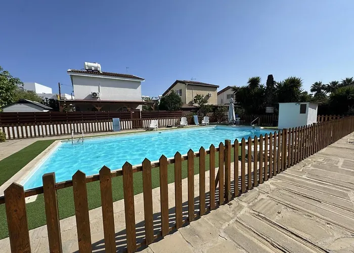 Lazuli Stylish 1-br W Pool & Balcony In Larnaca Apartmán