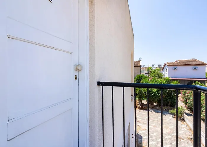 Lazuli Stylish 1-br W Pool & Balcony In Larnaca Apartmán *